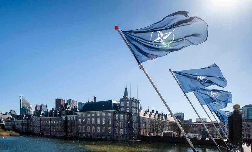 NAVO-vlag bij Hofvijver in Den Haag