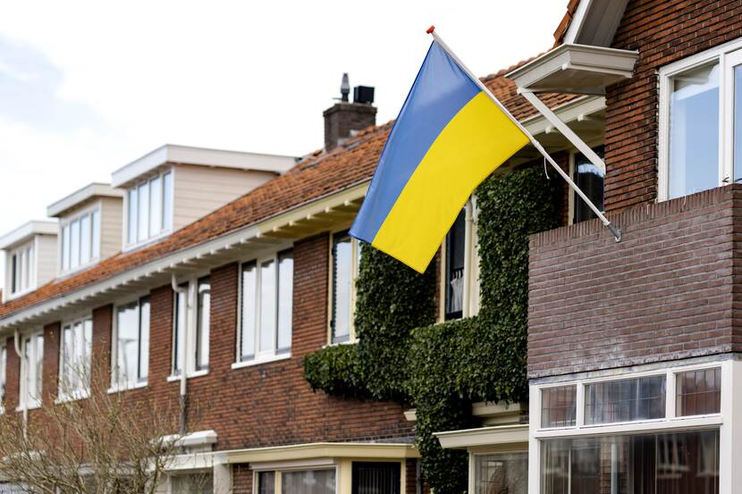 Rijtjeshuis met vlag Oekraïne aan de gevel