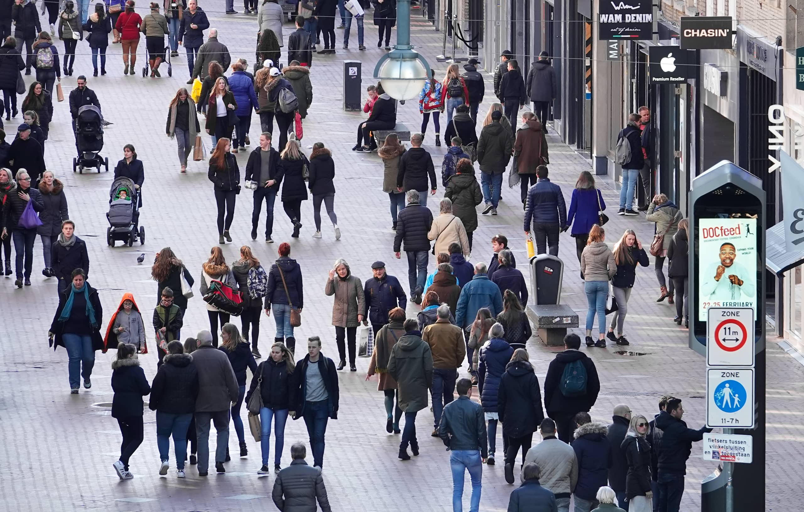 Veel mensen die winkelen in de Koopgoot Rotterdam