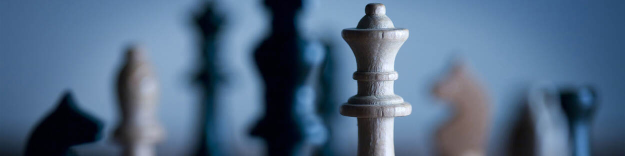 Schaakstukken op een schaakbord