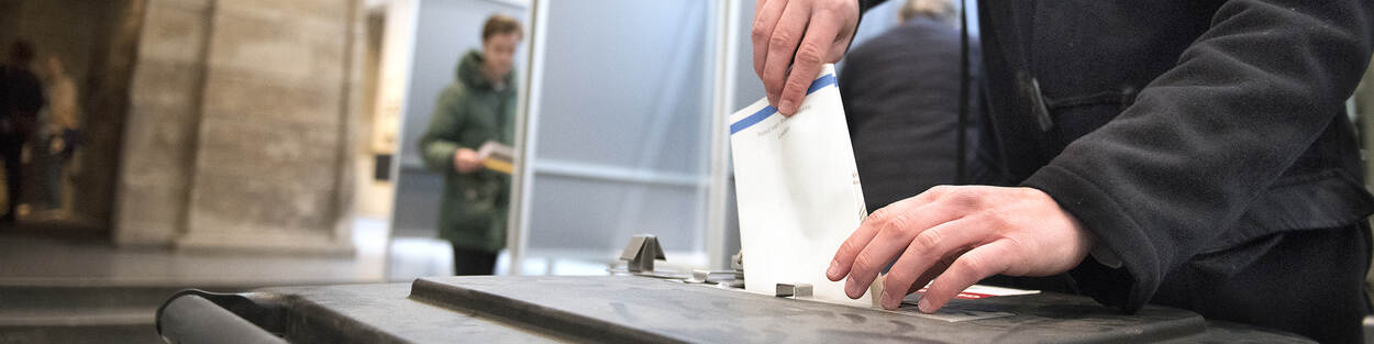Een stembiljet wordt in een stembus gedaan