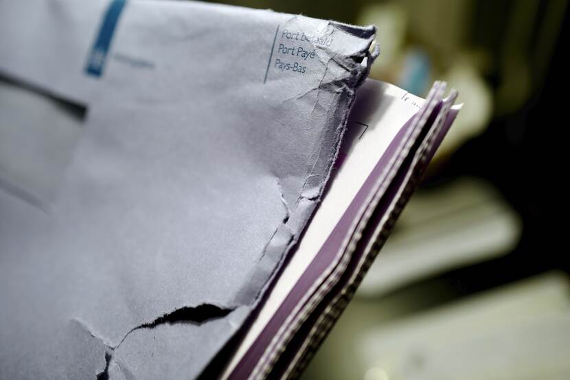 Gescheurde envelop van de  belastingdienst waar papieren uitsteken