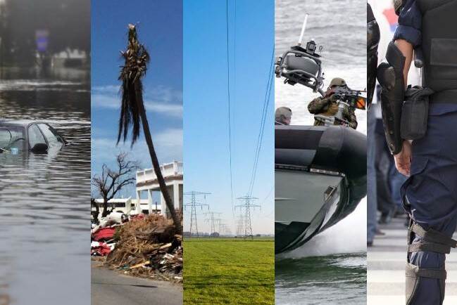 Collage van 5 stukjes foto naast elkaar: 1. auto in het water, 2. omgewaaide palmboom en een huis in puin, 3. diverse hoogspanningsmasten in een rij in weiland, 4. militairen met geweer op speedboot met op de achtergrond een helikopter, 5. militair van achter gezien met wapen