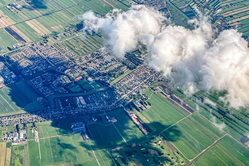 Luchtfoto van wolk werpt Schaduw op Nederland