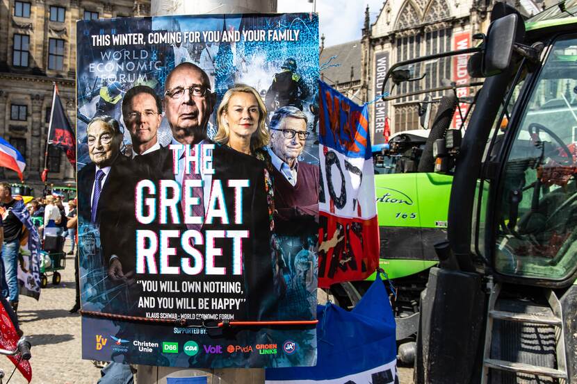 Poster op bord op lantaarnpaal met tekst 'the great reset'