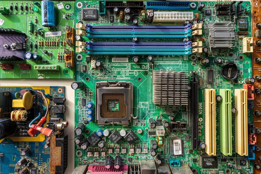 Een moederboard van een computer bestaande uit meerdere computerchips