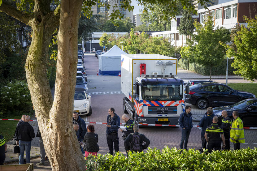 De straat met politie en afzetting waar Derk Wiersum is vermoord