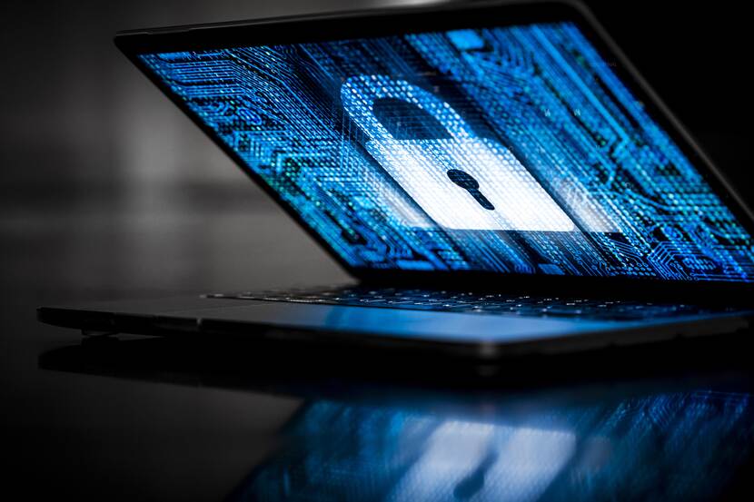 Een laptop met daarop een digitaal slotje te zien