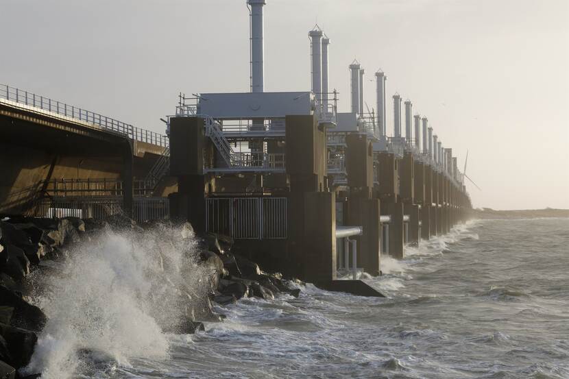 Oosterscheldekering met storm en grote golven