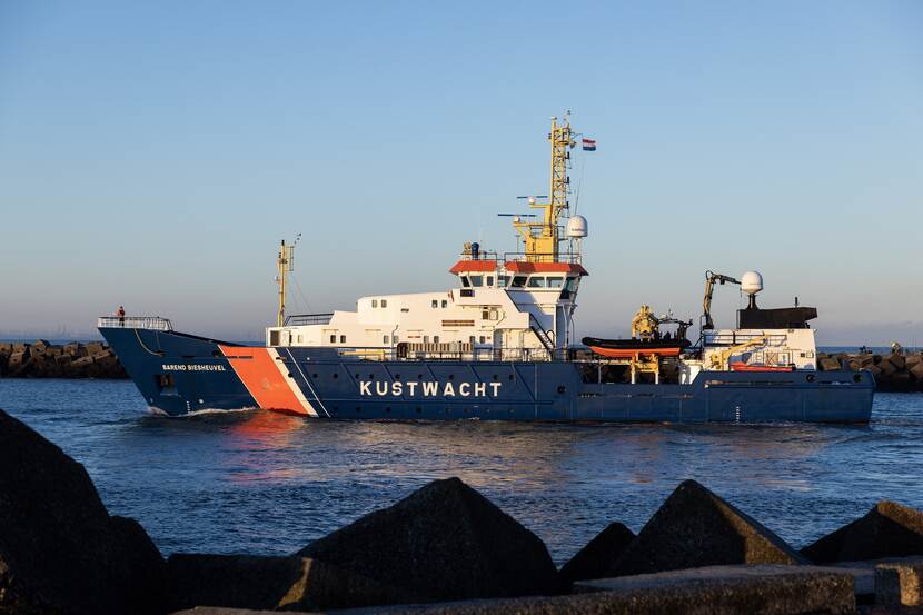 Het schip van de Kustwacht bewaakt en handhaaft de veiligheid op de Noordzee.