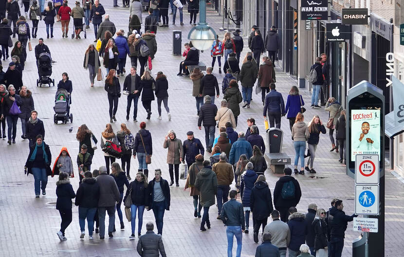 Veel mensen die winkelen in de Koopgoot Rotterdam