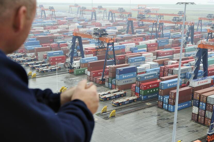 Man kijkt uit over containeropslag haven Rotterdam