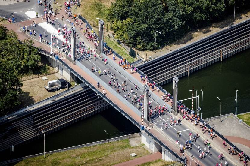 Luchtfoto van wandelaars tijdens de 4Daagse in Nijmegen