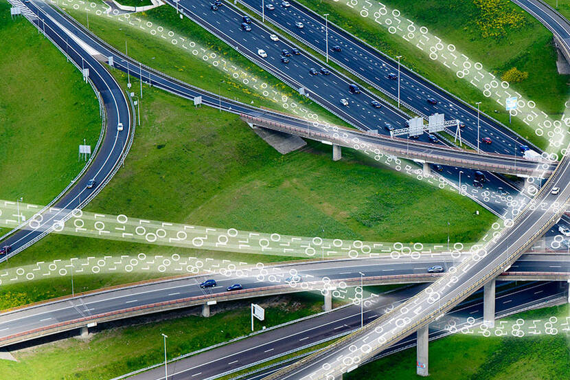 Afbeelding van een snelweg met nullen en eenen er doorheen.