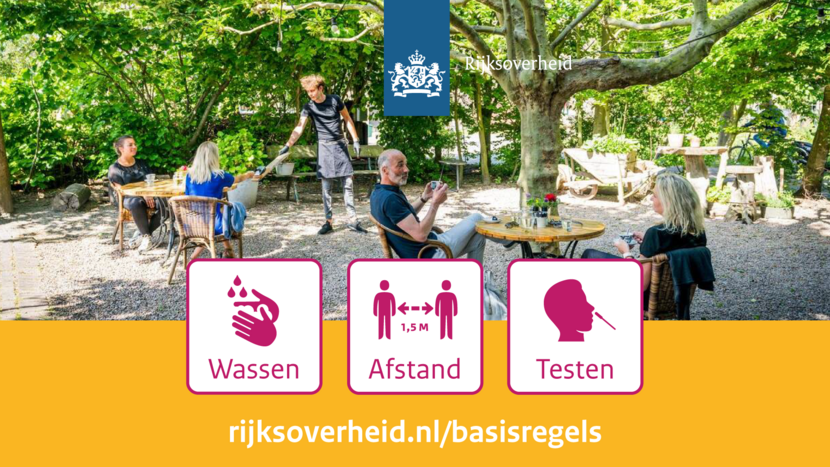 Mensen op een terras onder bomen op 1,5 meter afstand van elkaar