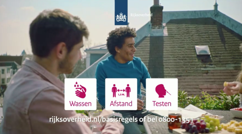 2 jonge mensen die met hapjes op een dakterras bij hun huis zitten
