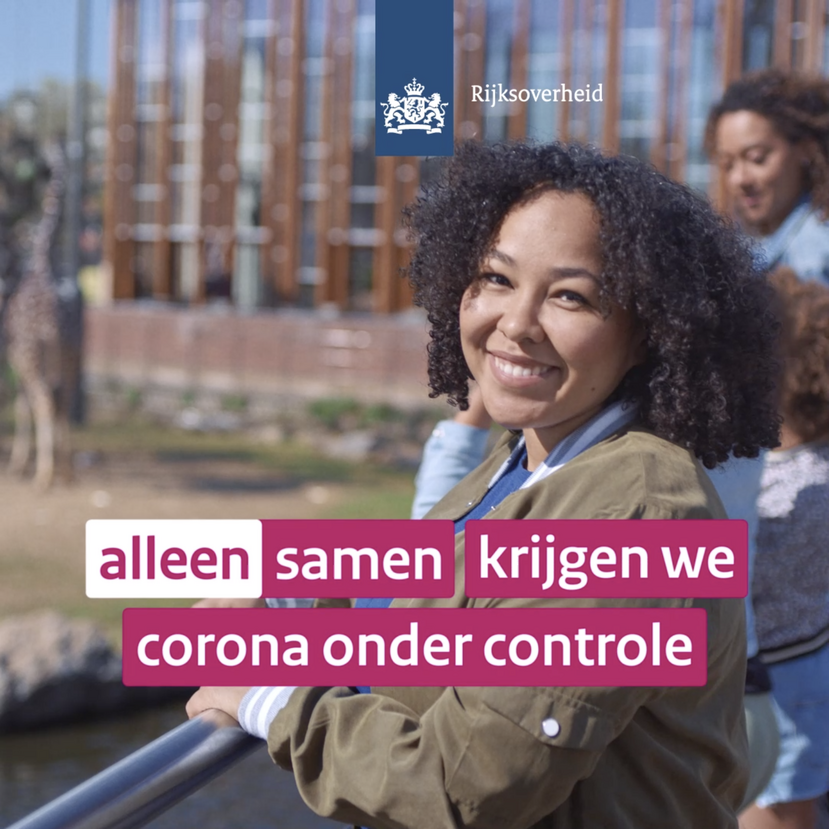 enkele personen in de dierentuin bij de giraffen