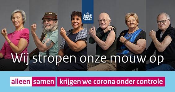 6 bekende Nederlanders op een rij die een ontblote arm in de lucht houden voor coronavaccinatie