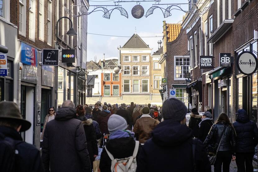 Mensen in een drukke winkelstraat