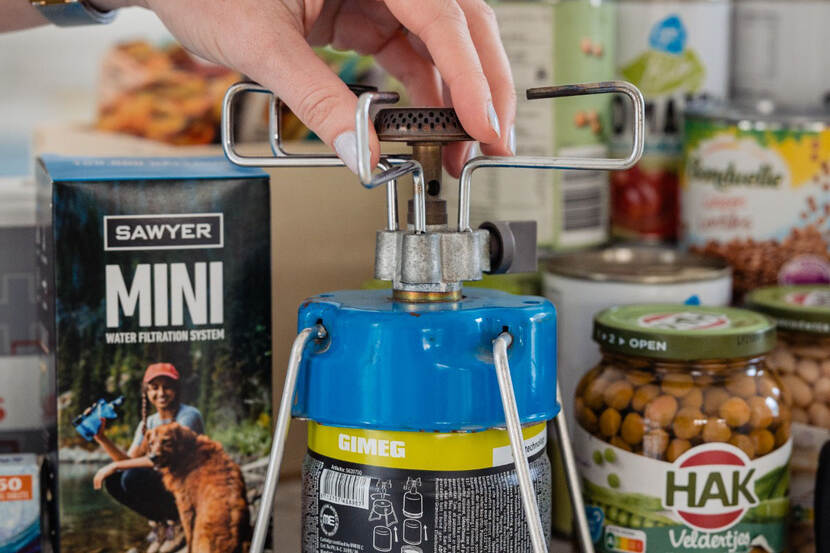 Noodpakket productgen: waterfilter, brander, potjes groenten
