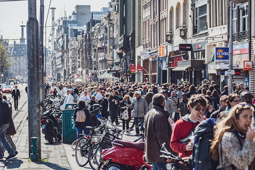 Veel mensen in een drukke winkelstraat