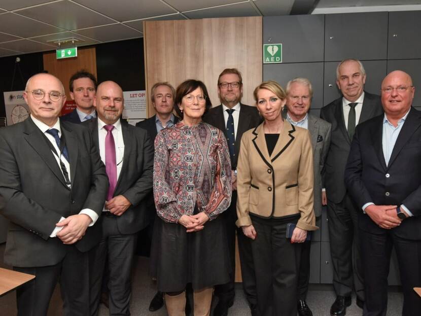 Werkbezoek aan particuliere alarmcentrale van Trigion, staan diverse personen op de foto, geen namen bekend