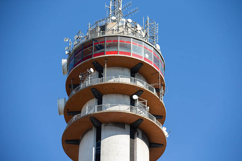 Zendmast van KPN met schotels en antennes